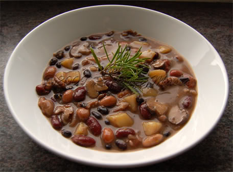 Come fare la zuppa di fagioli e funghi?