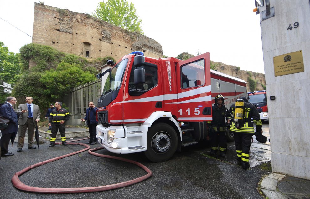 Uno dei camion dei Vigili del Fuoco accorsi stamattina a domare l'incendio del MEF Uno dei camion dei Vigili del Fuoco accorsi stamattina a domare l'incendio del MEF