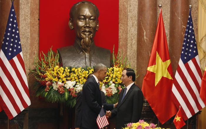 Barack Obama stringe la mano al segretario vietnamita Tan Dai Quang Barack Obama stringe la mano al segretario vietnamita Tan Dai Quang