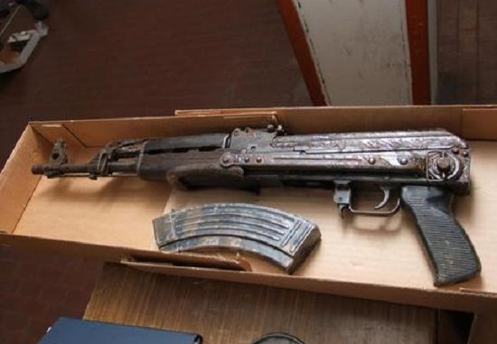 Uno dei fucili trovati a casa dell'imbianchino incensurato di Cutro Uno dei fucili trovati a casa dell'imbianchino incensurato di Cutro