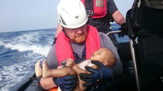 La foto shock divulgata da Sea Watch che ritrae il corpo senza vita di un bimbo di circa un anno tra le braccia di un soccorritore. La foto shock divulgata da Sea Watch che ritrae il corpo senza vita di un bimbo di circa un anno tra le braccia di un soccorritore.