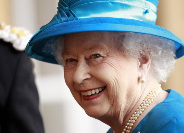 La Regina Elisabetta II ad Heathrow per l'apertura ufficiale della nuova casa di Star Alliance Gli inglesi amano la loro regina?