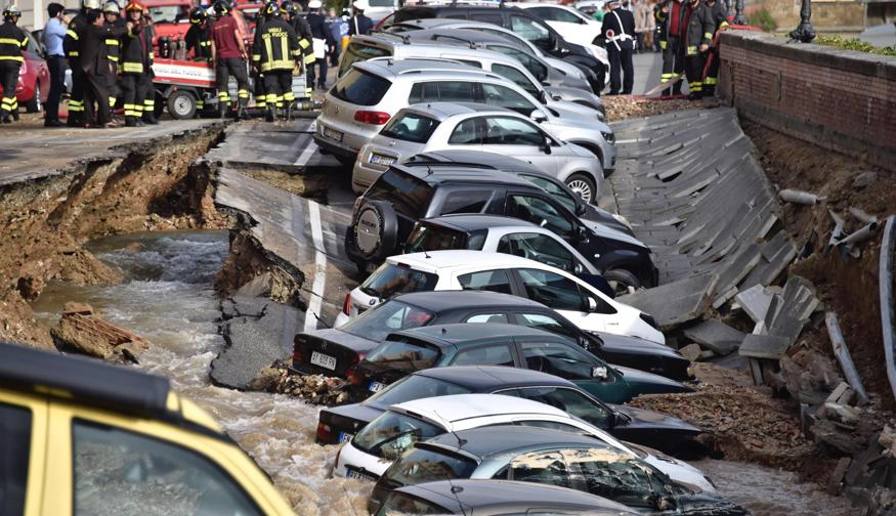 La voragine apertasi la mattina del 25 Maggio nel Lungarno Torrigiani di Firenze La voragine apertasi la mattina del 25 Maggio nel Lungarno Torrigiani di Firenze