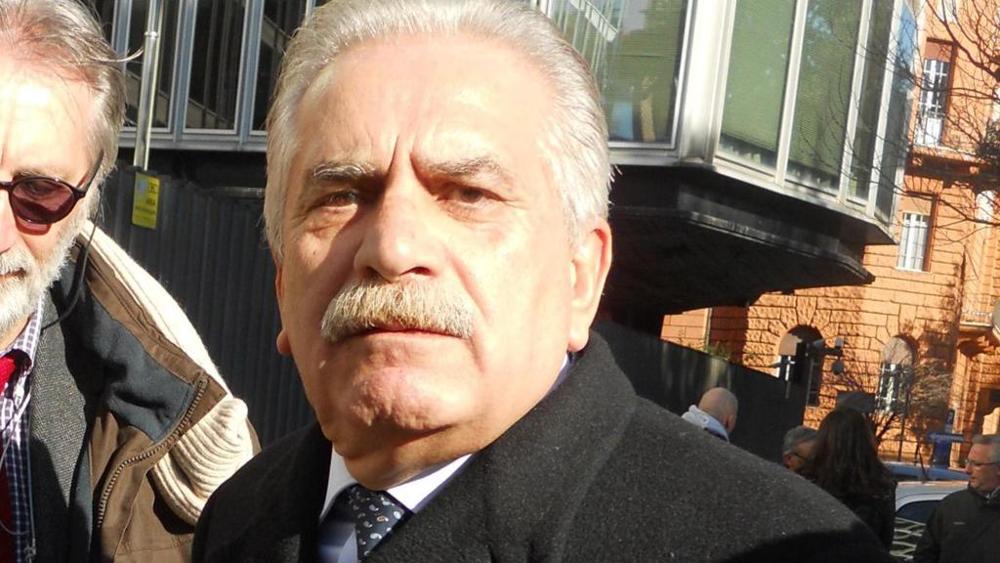 Il ginecologo Severino Antinori parla alle telecamere dopo essere stato accusato di appropriazione indebita di ovuli ai danni di una giovane spagnola sua paziente Il ginecologo Severino Antinori parla alle telecamere dopo essere stato accusato di appropriazione indebita di ovuli ai danni di una giovane spagnola sua paziente