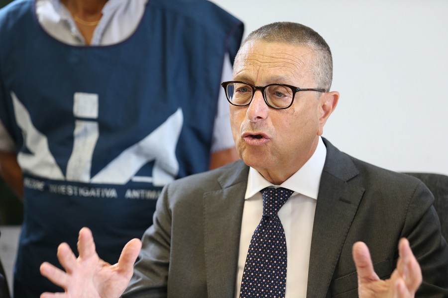 Il procuratore di Napoli Giovanni Colangelo durante una conferenza stampa Il procuratore di Napoli Giovanni Colangelo durante una conferenza stampa