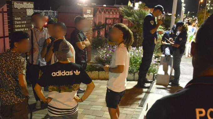 Alcuni agenti della polizia riminese interrogano i testimoni presenti sul lungomare Toscanelli , luogo dov'è stato ucciso il 40enne albanese Alcuni agenti della polizia riminese interrogano i testimoni presenti sul lungomare Toscanelli , luogo dov'è stato ucciso il 40enne albanese