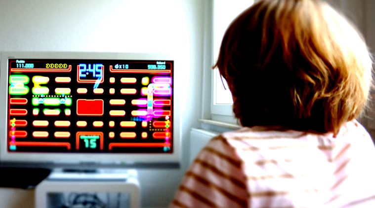playing-videogame-wikimedia-2