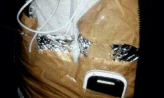 Il finto giubbotto esplosivo trovato addosso a J.B. questa mattina dalla Polizia di Bruxelles Il finto giubbotto esplosivo trovato addosso a J.B. questa mattina dalla Polizia di Bruxelles