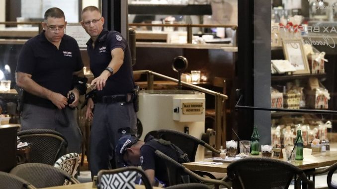 Tel Aviv: attacco terroristico al mercato, almeno 4 i morti Tel Aviv: attacco terroristico al mercato, almeno 4 i morti