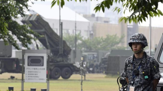 Un soldato della Corea del Nord presidia la zona di lancio dei missili Musudan Un soldato della Corea del Nord presidia la zona di lancio dei missili Musudan