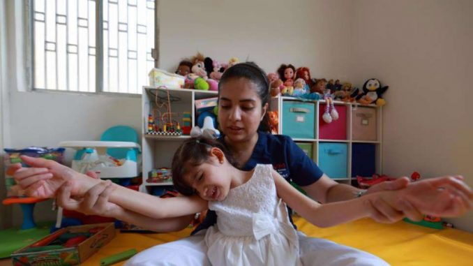 Uno dei tanti genitori disabili presenti in Italia abbraccia sua figlia Uno dei tanti genitori disabili presenti in Italia abbraccia sua figlia