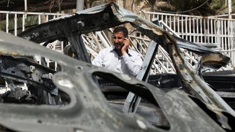 I resti dell'autobomba esplosa questa mattina in Giordania I resti dell'autobomba esplosa questa mattina in Giordania