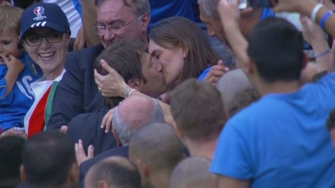 BACIO TRA ANTONIO CONTE E LA MOGLIE ELISABETTA MUSCARELLO BACIO TRA ANTONIO CONTE E LA MOGLIE ELISABETTA MUSCARELLO
