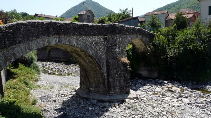 Bromia_(Montoggio)-ponte_medievale_torrente_Pentemina2