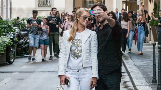 PARIS HILTON CON UN FAN PARIS HILTON CON UN FAN