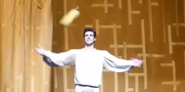 ROBERTO BOLLE COLPITO DA UN PELUCHE ROBERTO BOLLE COLPITO DA UN PELUCHE