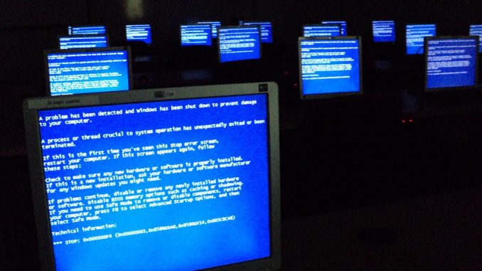 Windows_Blue_Screen_on_room_full_of_computers