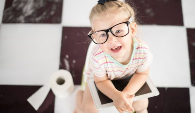 Bambino si rifiuta di fare la cacca Bambino si rifiuta di fare la cacca