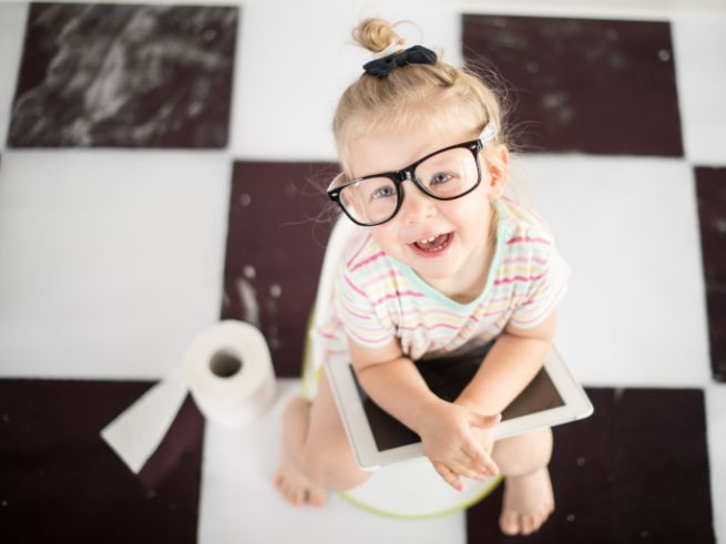 Bambino si rifiuta di fare la cacca Bambino si rifiuta di fare la cacca