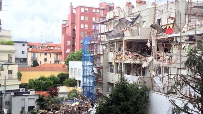L'esterno della palazzina brillata nella mattina di ieri a Milano L'esterno della palazzina brillata nella mattina di ieri a Milano