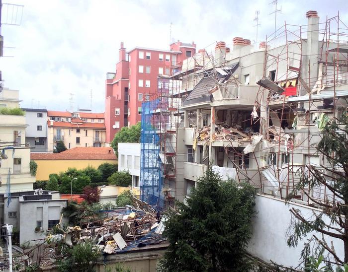 L'esterno della palazzina brillata nella mattina di ieri a Milano L'esterno della palazzina brillata nella mattina di ieri a Milano