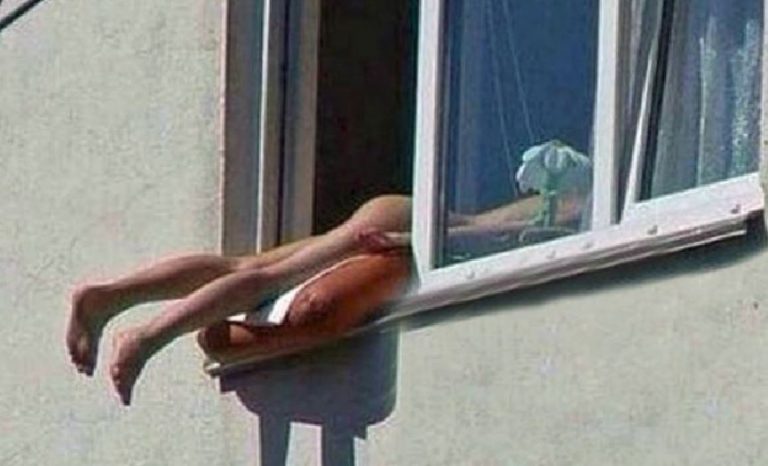 nuda alla finestra