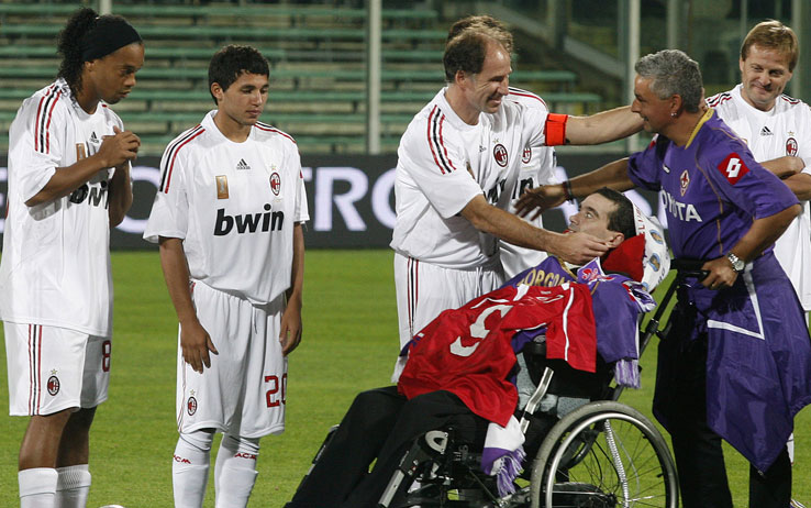 ROBERTO BAGGIO PORTA IN CAMPO L'AMICO STEFANO BORGONOVO AFFETTO DA SLA. ROBERTO BAGGIO PORTA IN CAMPO L'AMICO STEFANO BORGONOVO AFFETTO DA SLA.