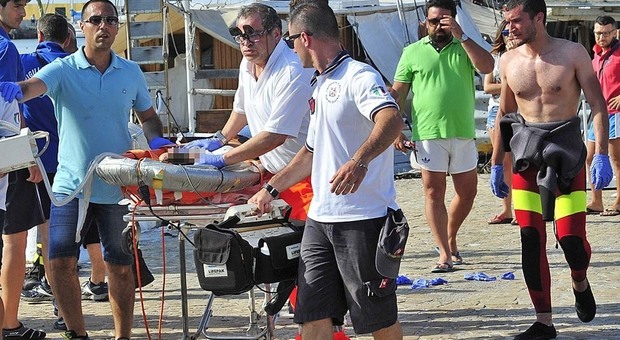 Tuffo dal motoscafo, muore sedicenne Tuffo dal motoscafo, muore sedicenne