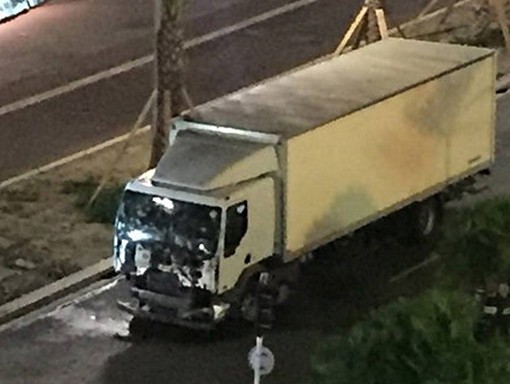 Donna poliziotto ferma Killer Nizza