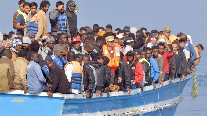 Migranti decessi lungo le coste della Libia. Altri sbarchi a Cagliari, Vibo e Messina Migranti: decessi lungo le coste della Libia. Altri sbarchi a Cagliari, Vibo e Messina