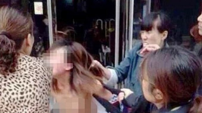 donna cinese, picchia l'amante del marito