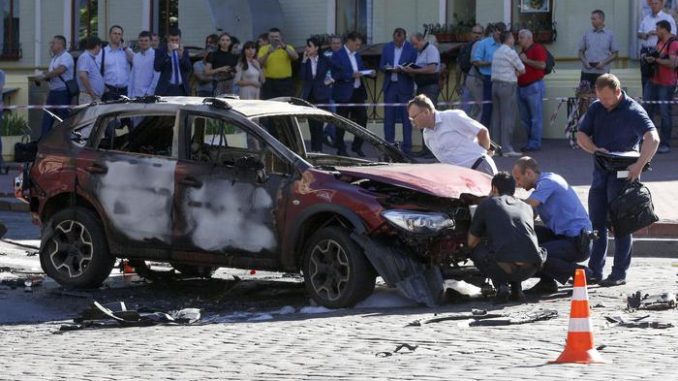 Ucraina: esplode auto, ucciso giornalista Ucraina: esplode auto, ucciso giornalista
