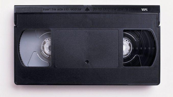 Addio al VHS: chiude l'ultima fabbrica di videocassette Addio al VHS: chiude l'ultima fabbrica di videocassette