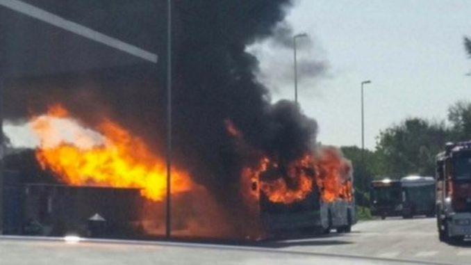 autobus in fiamme