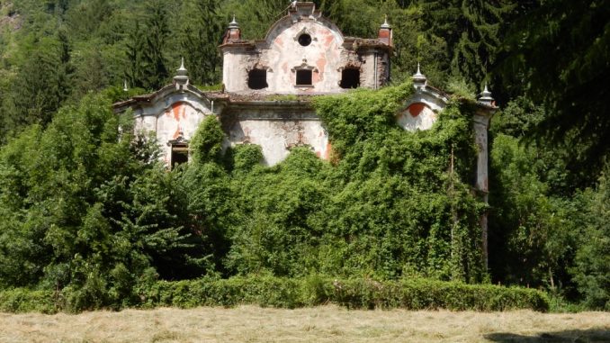 casa rossa lontana 3