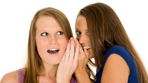 due_ragazze_che_spettegolano