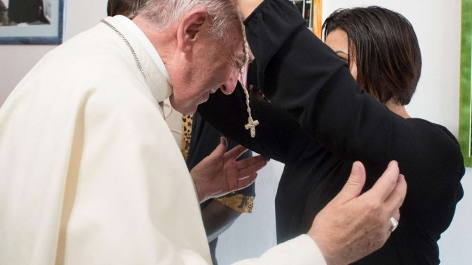Il Papa incontra ex prostitute Il Papa incontra ex prostitute