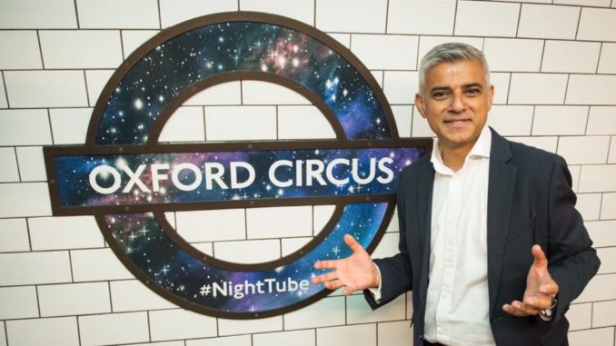 Il sindaco Sadiq Khan sta per promuovere l'apertura della metropolitana londinese notturna Il sindaco Sadiq Khan sta per promuovere l'apertura della metropolitana londinese notturna