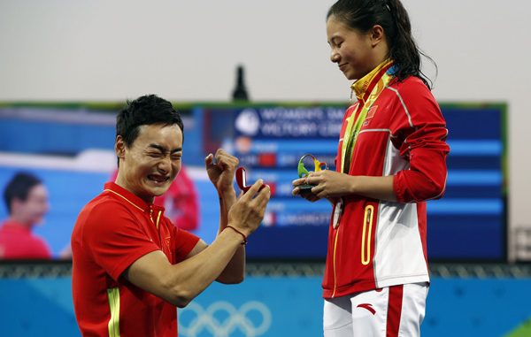 Qin Kai chiede a He Zi di sposarla durante la premiazione della medaglia d'argento Qin Kai chiede a He Zi di sposarla durante la premiazione della medaglia d'argento