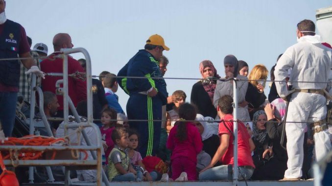 Sbarco di migranti a Salerno Sbarco di migranti a Salerno