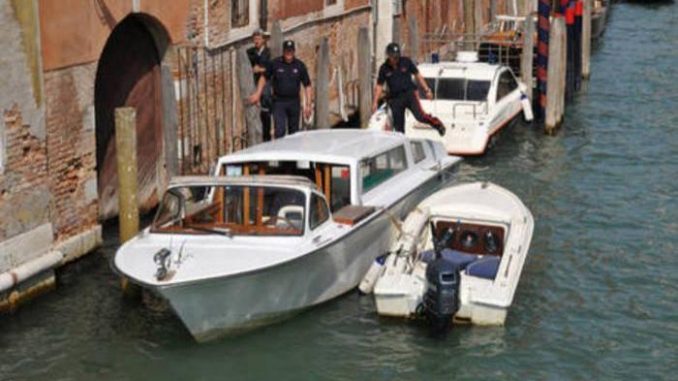 Scontro tra un taxi e una barca a Venezia Scontro tra un taxi e una barca a Venezia