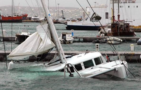 Una barca affonda in Sardegna, salve le persone a bordo Una barca affonda in Sardegna, salve le persone a bordo