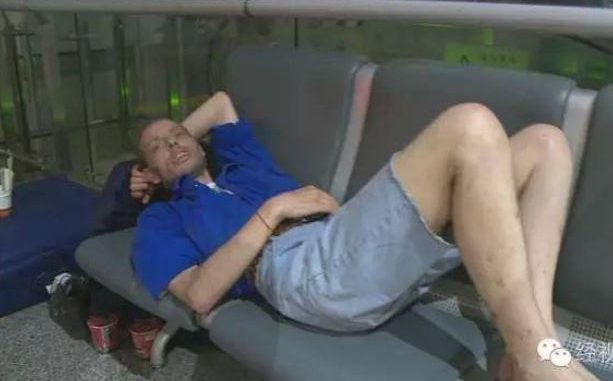 aspetta la fidanzata all aeroporto