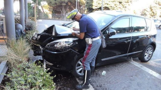 auto contro il bar