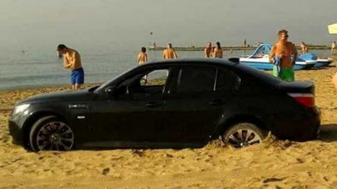 auto in spiaggia