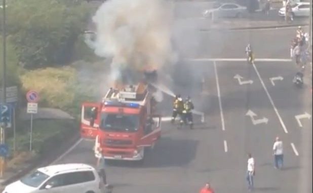 autobus in fiamme