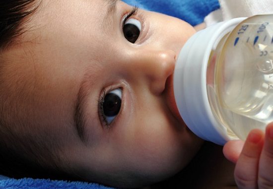 bimbo che beve acqua Quale acqua scegliere per il neonato