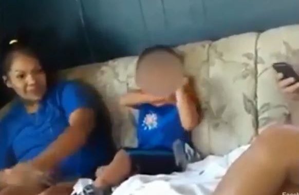 donna fuma addosso al figlio