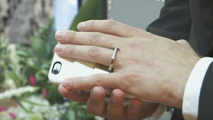 sposa lo smartphone