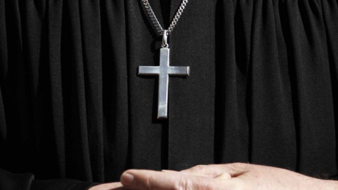 Prete ricattato da una coppia dopo un rapporto sessuale Prete